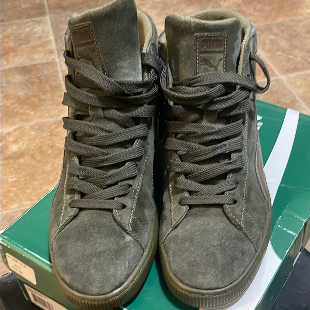 Puma Men's High-Top Sneakers - Olive Green
Suede Mid metallic